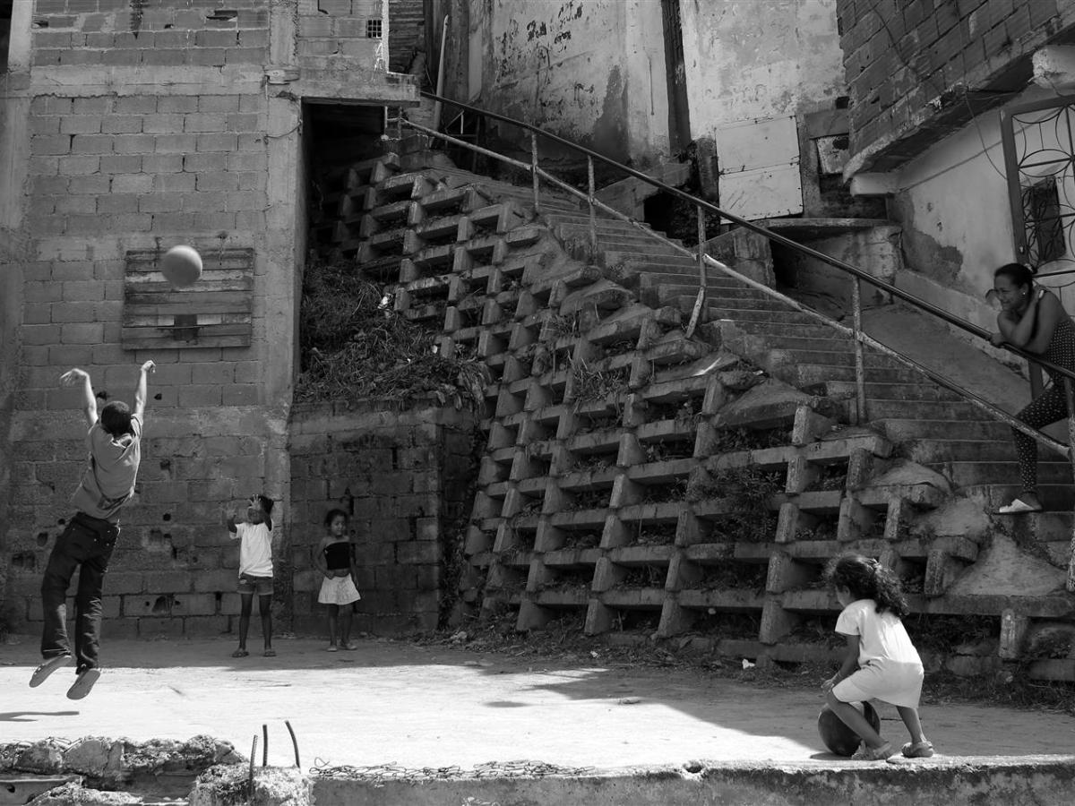 El aro de baloncesto y su espacio implícito como determinantes de las relaciones cívicas en la&nbsp;comunidad.