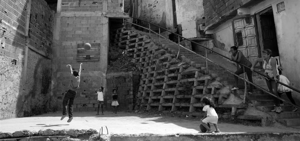 El aro de baloncesto y su espacio implícito como determinantes de las relaciones cívicas en la&nbsp;comunidad.